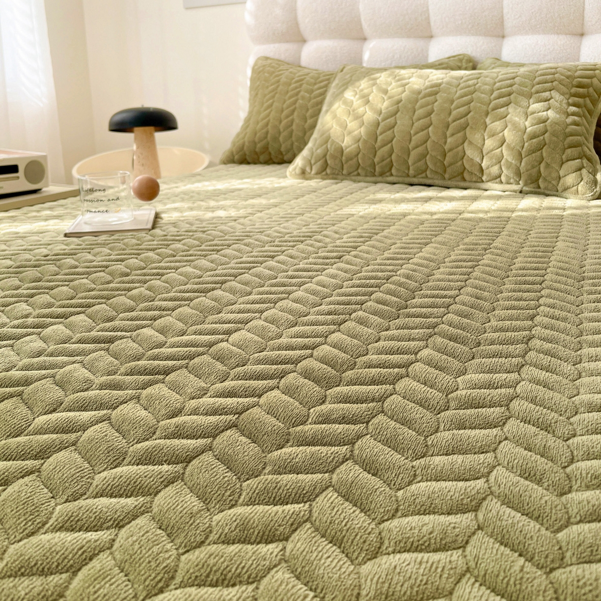 91家纺网 家纺一手货源 找家纺 （总）格真 2025新款高克重牛奶绒夹棉床裙三件套（裙边高度45公分）