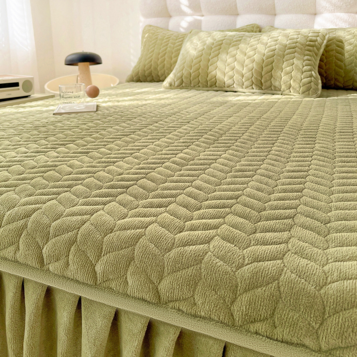 91家纺网 家纺一手货源 找家纺 （总）格真 2025新款高克重牛奶绒夹棉床裙三件套（裙边高度45公分）