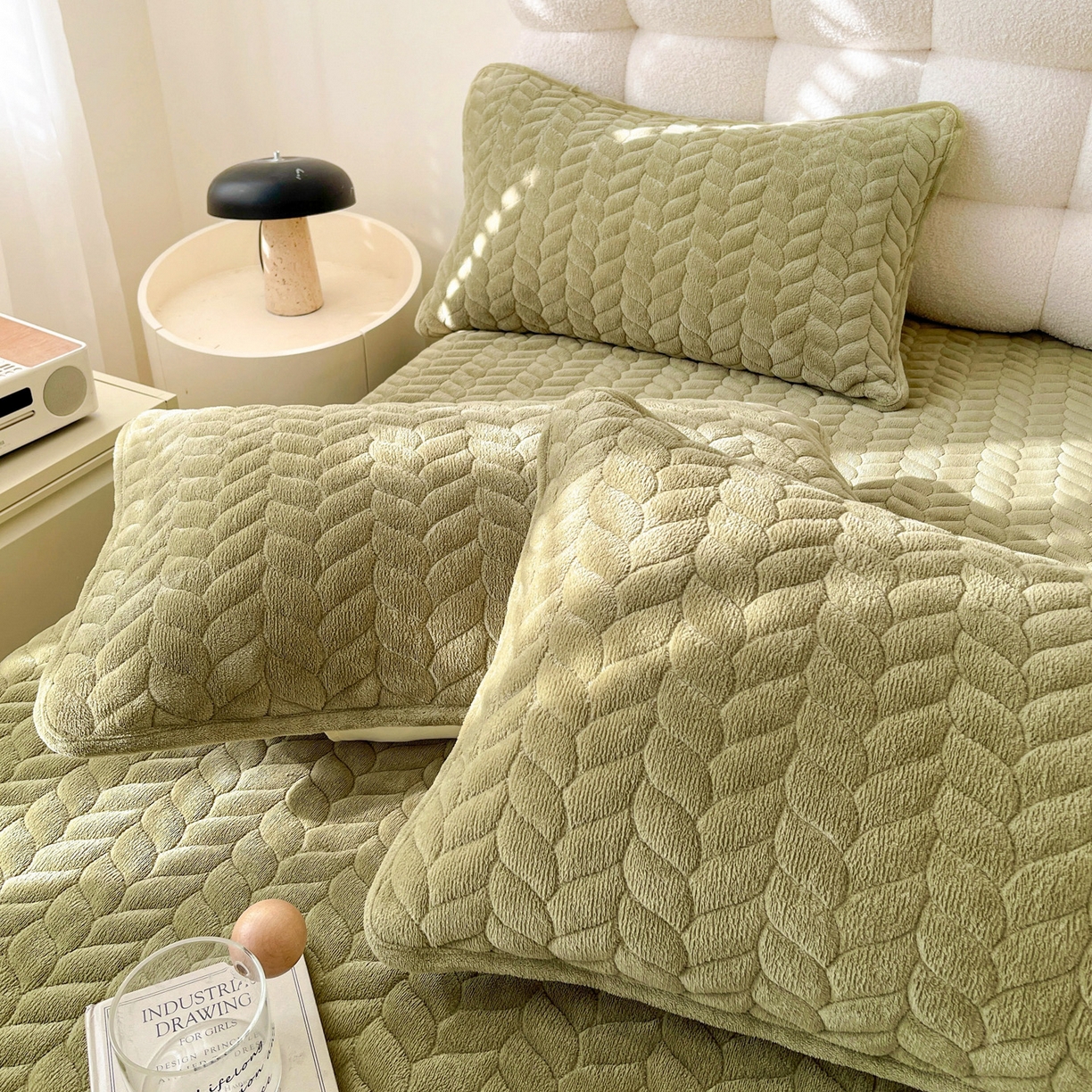 91家纺网 家纺一手货源 找家纺 （总）格真 2025新款高克重牛奶绒夹棉床裙三件套（裙边高度45公分）