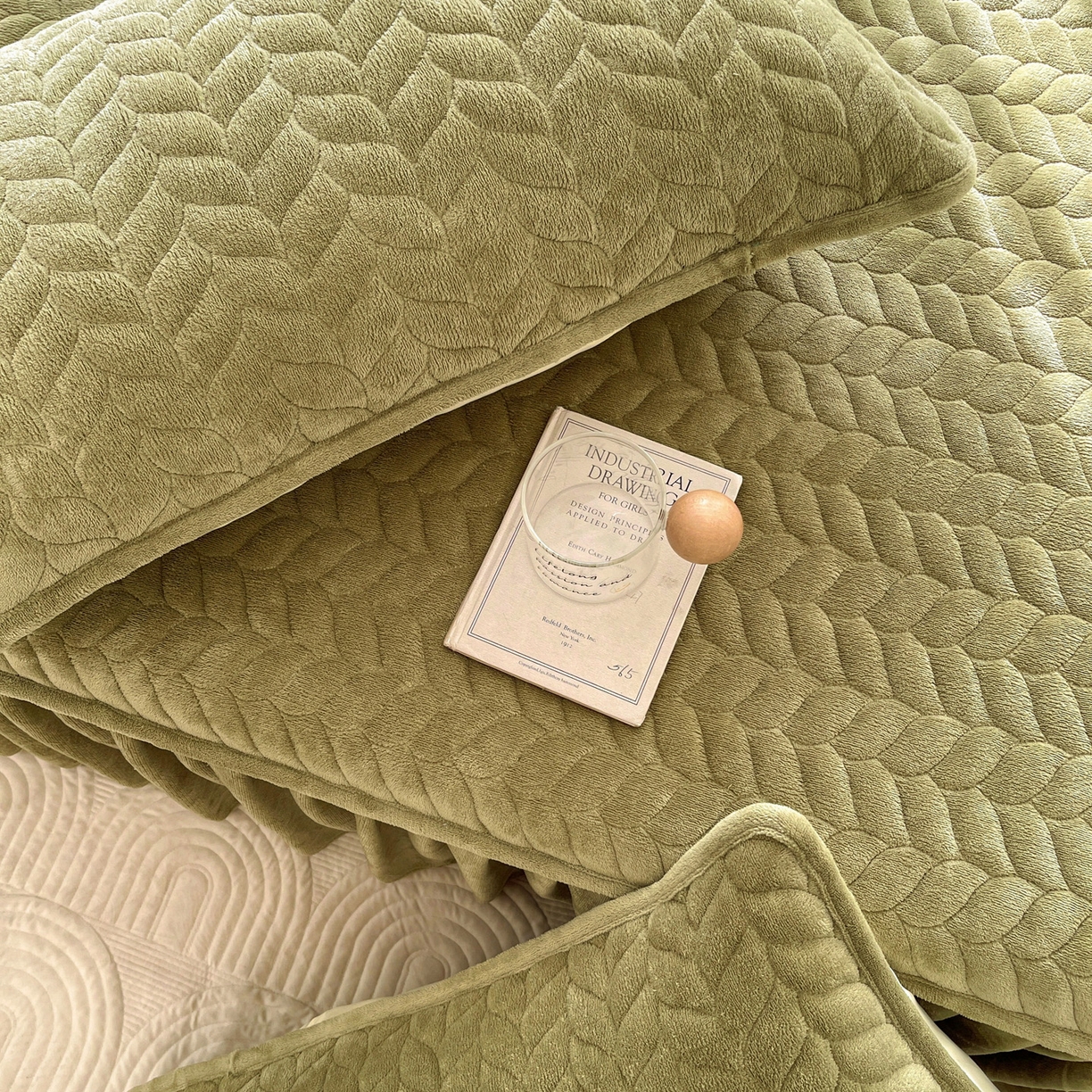 91家纺网 家纺一手货源 找家纺 （总）格真 2025新款高克重牛奶绒夹棉床裙三件套（裙边高度45公分）