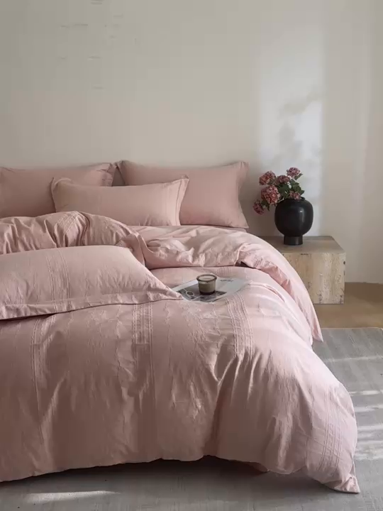 91家纺网 家纺一手货源 找家纺 格里芬家纺 2026新款全棉水洗立体浮雕提花纯棉四件套 花漾甜心-唯美粉