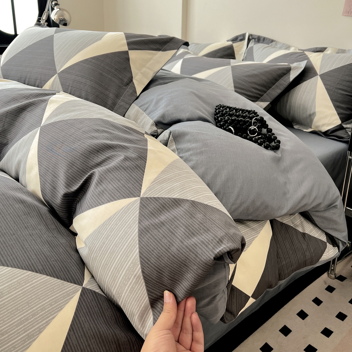 91家纺网 家纺一手货源 找家纺 盛馨家纺 2026新款全棉高支高密精梳棉北欧绅士风四件套纯棉床笠学生三件套 罗拉