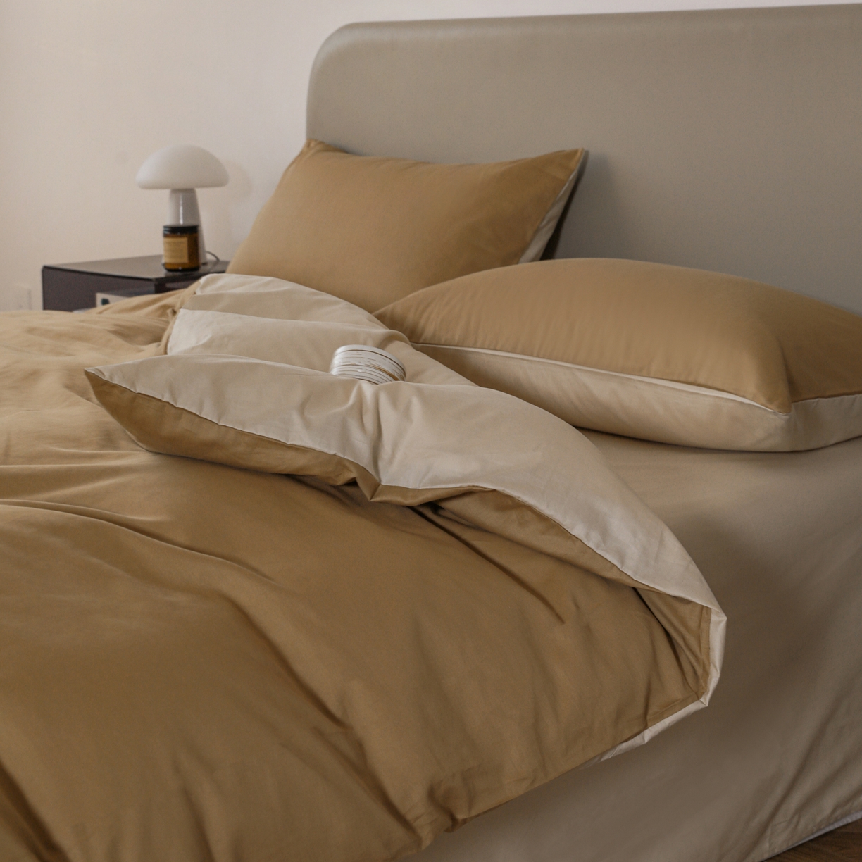 91家纺网 家纺一手货源 找家纺 盛馨家纺 2026新款40长绒棉ins美拉德色系纯色双拼全棉单品四件套单人纯色三件套 桃木心+杏仁色