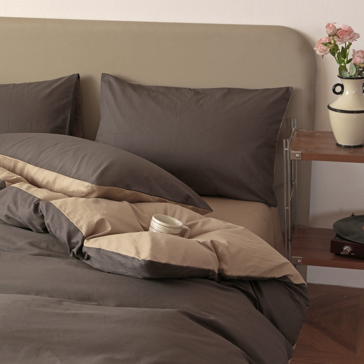 91家纺网 家纺一手货源 找家纺 盛馨家纺 2026新款40长绒棉ins美拉德色系纯色双拼全棉单品四件套单人纯色三件套 深麻灰+白茶