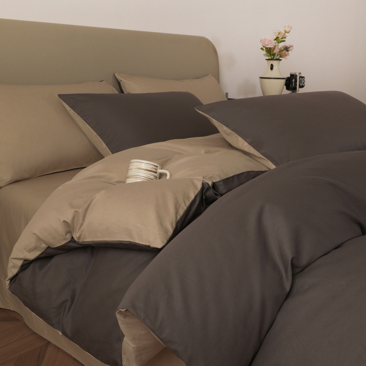 91家纺网 家纺一手货源 找家纺 盛馨家纺 2026新款40长绒棉ins美拉德色系纯色双拼全棉单品四件套单人纯色三件套 深麻灰+白茶