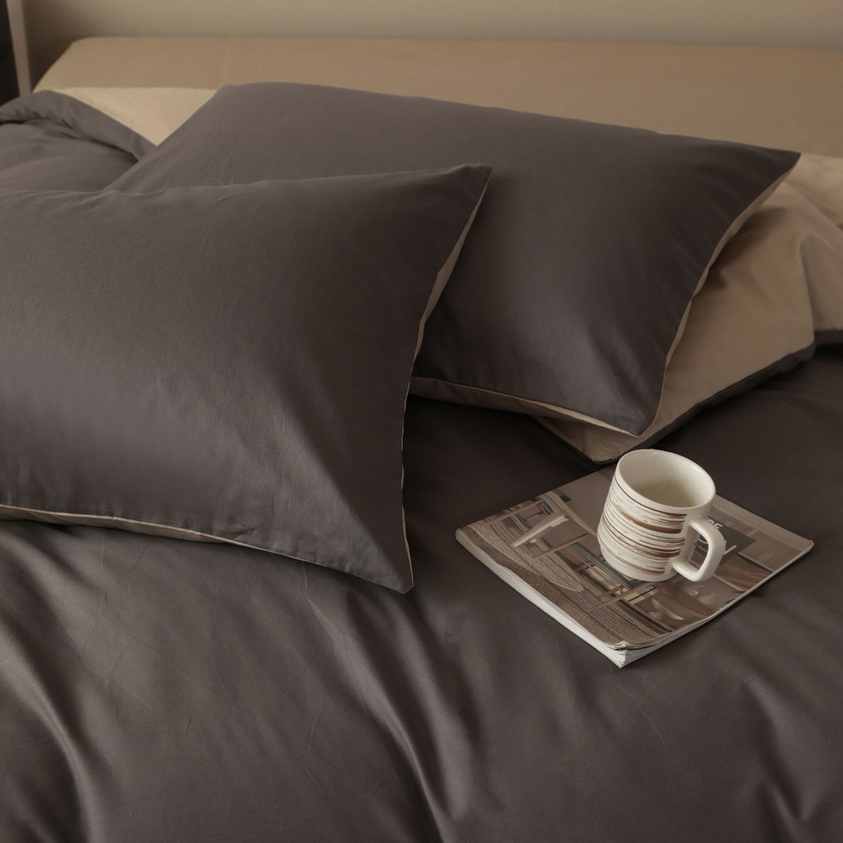 91家纺网 家纺一手货源 找家纺 盛馨家纺 2026新款40长绒棉ins美拉德色系纯色双拼全棉单品四件套单人纯色三件套 深麻灰+白茶