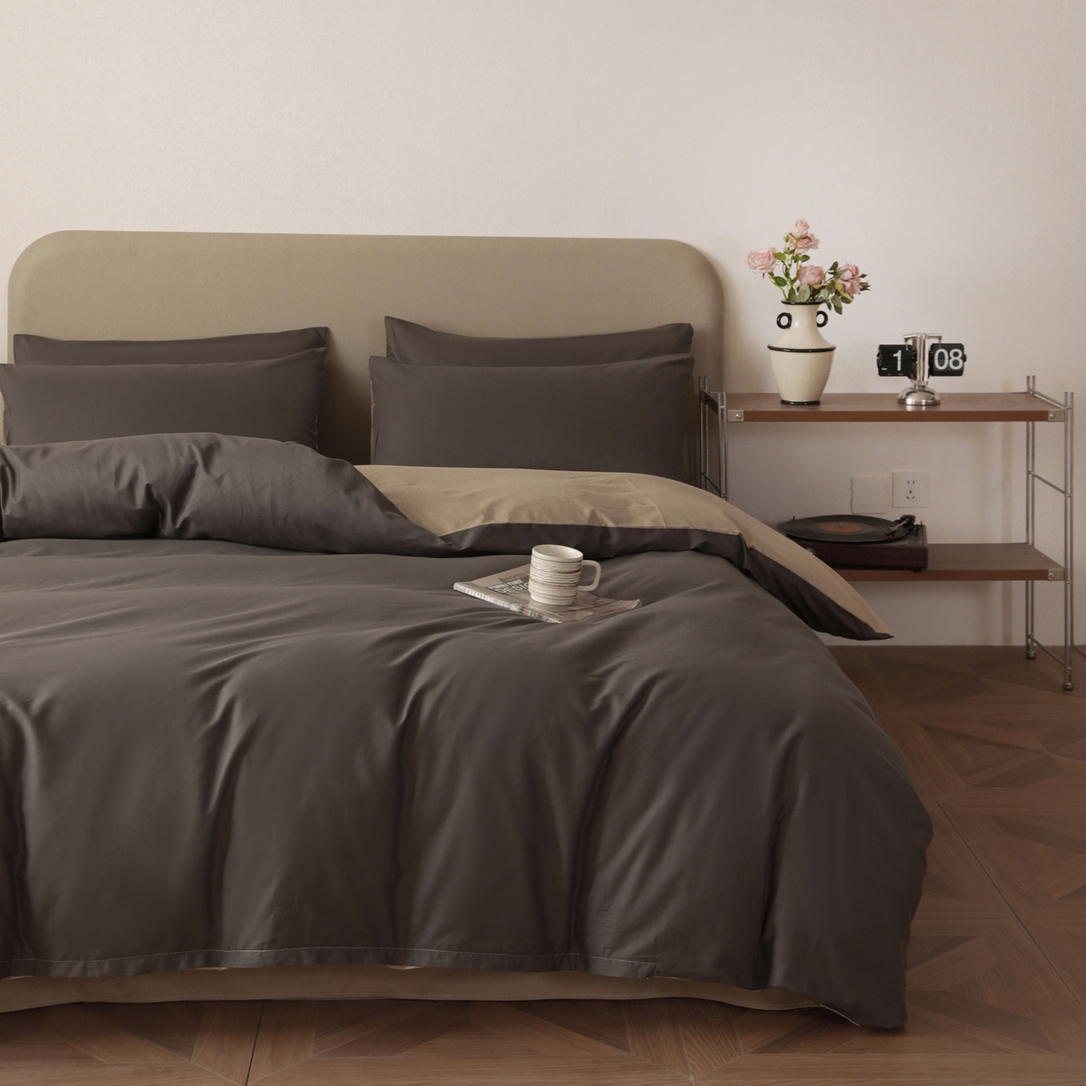 91家纺网 家纺一手货源 找家纺 盛馨家纺 2026新款40长绒棉ins美拉德色系纯色双拼全棉单品被套 深麻灰+白茶