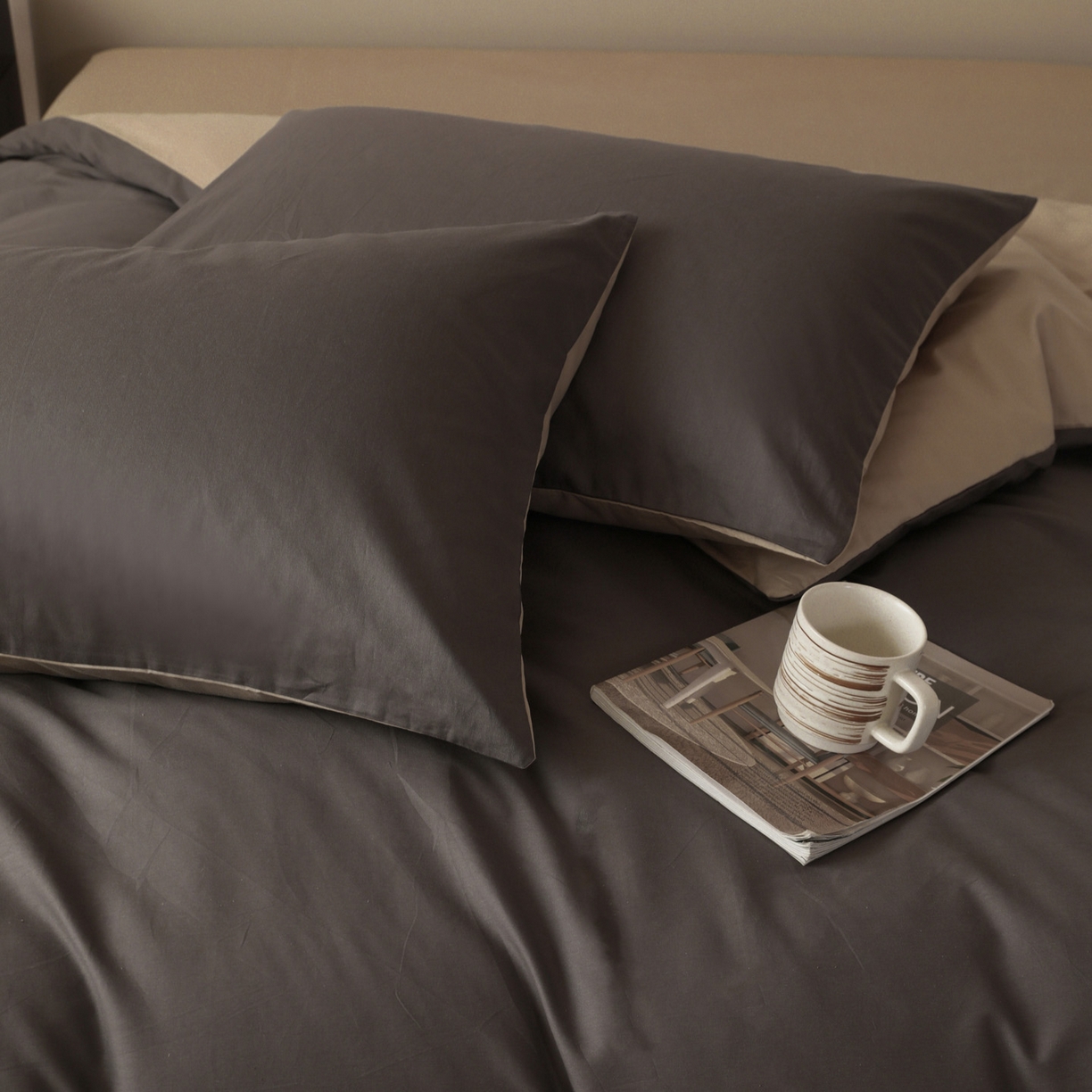 91家纺网 家纺一手货源 找家纺 盛馨家纺 2026新款40长绒棉ins美拉德色系纯色双拼全棉单品被套 深麻灰+白茶