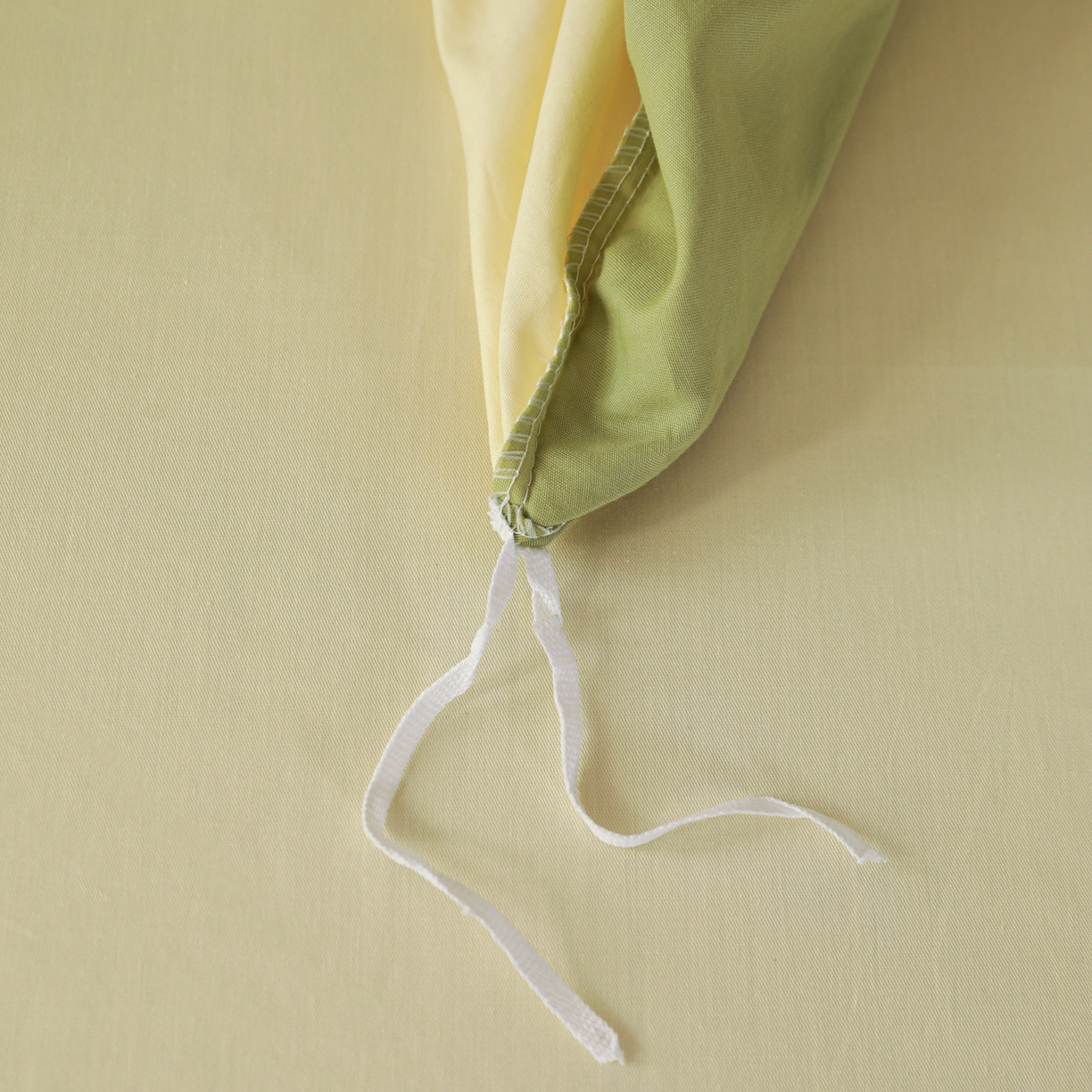 91家纺网 家纺一手货源 找家纺 盛馨家纺 2026新款40长绒棉ins美拉德色系纯色双拼全棉单品被套 豆绿+嫩黄