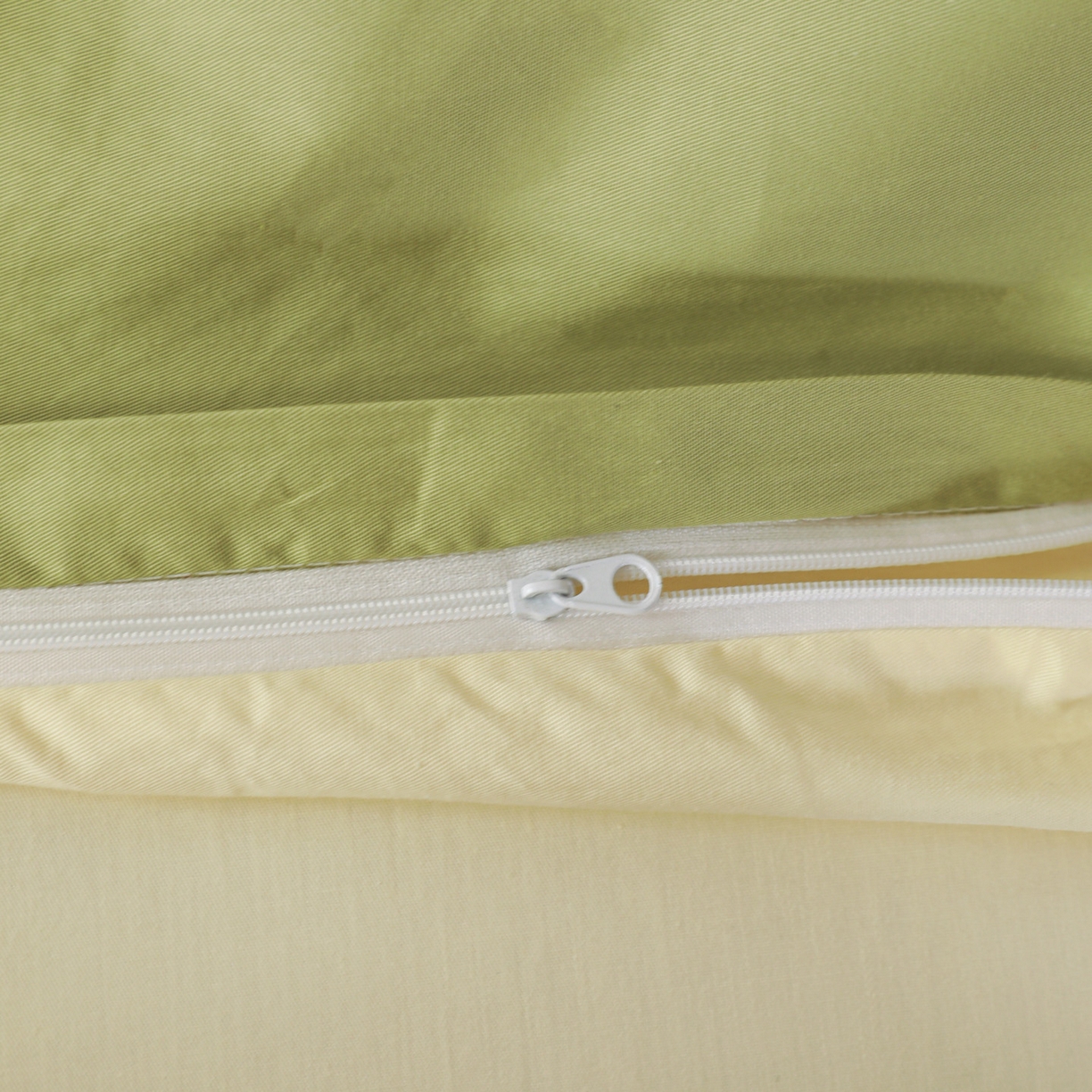 91家纺网 家纺一手货源 找家纺 盛馨家纺 2026新款40长绒棉ins美拉德色系纯色双拼全棉单品被套 豆绿+嫩黄