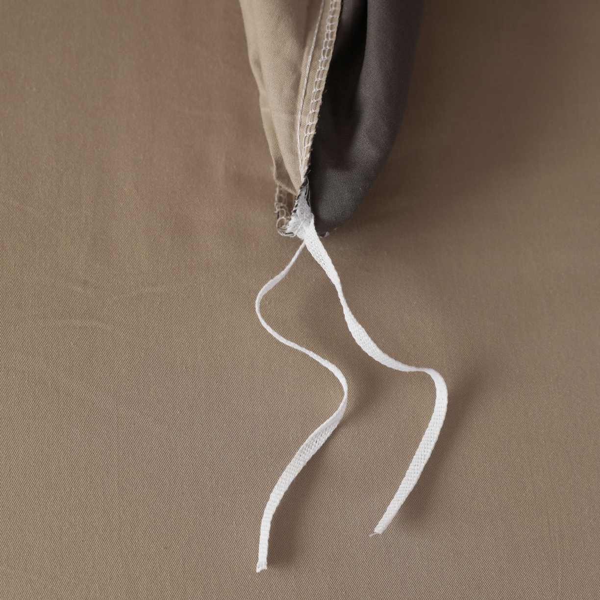 91家纺网 家纺一手货源 找家纺 盛馨家纺 2026新款40长绒棉ins美拉德色系纯色双拼全棉单品被套 深麻灰+白茶