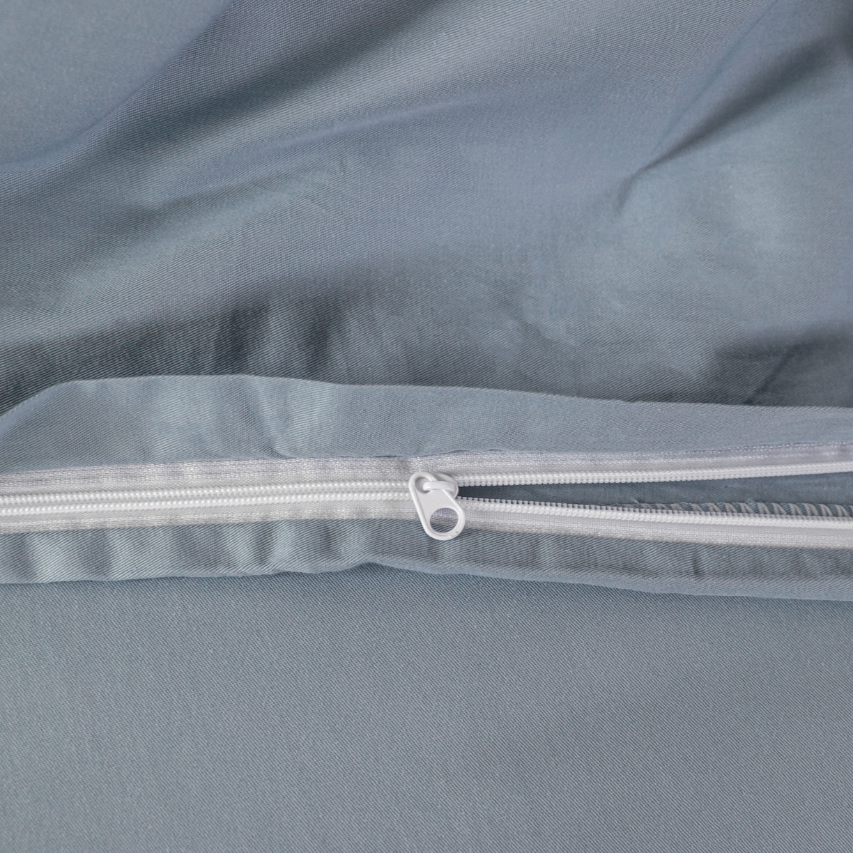 91家纺网 家纺一手货源 找家纺 盛馨家纺 2026新款40长绒棉ins美拉德色系纯色双拼全棉单品被套 晴蓝