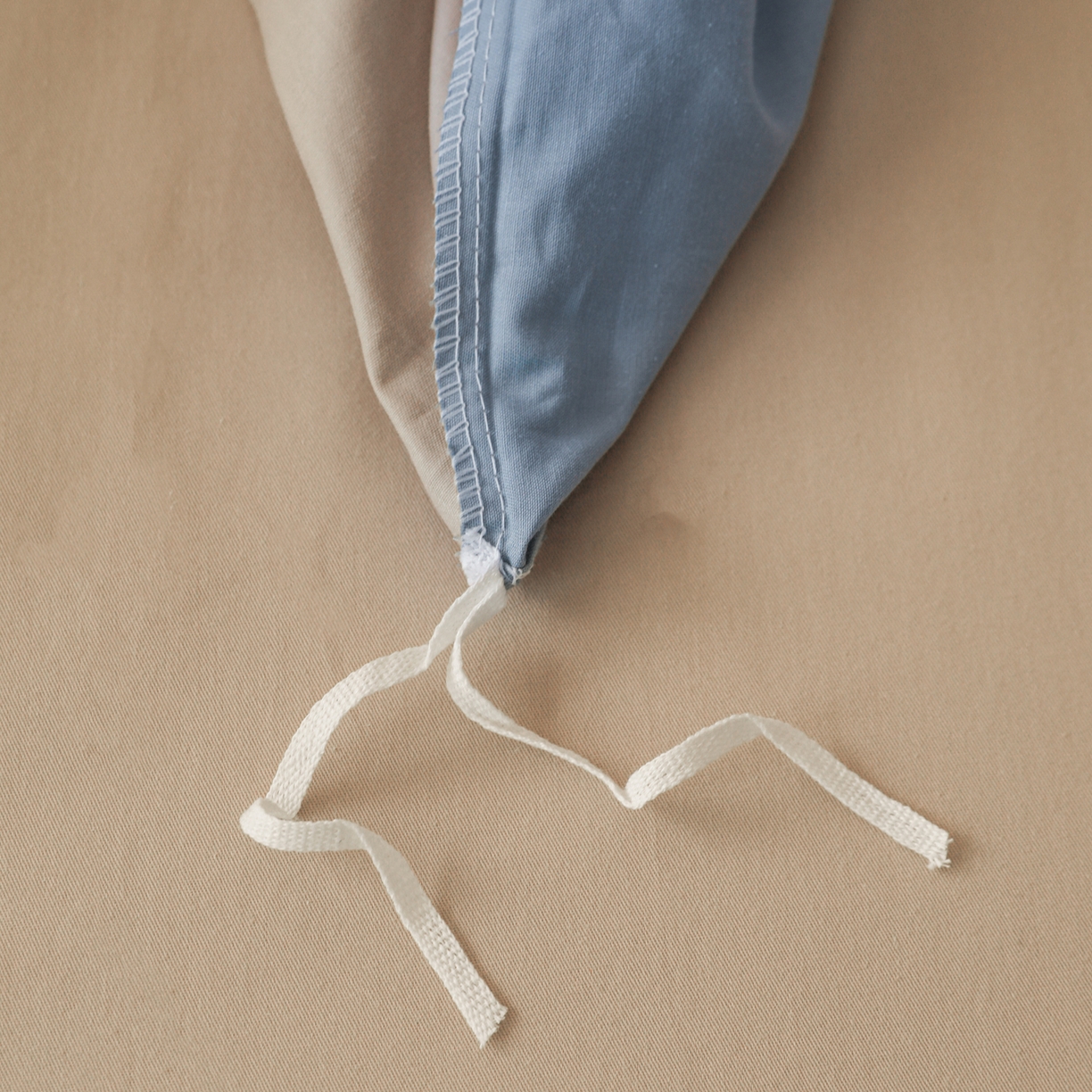 91家纺网 家纺一手货源 找家纺 盛馨家纺 2026新款40长绒棉ins美拉德色系纯色双拼全棉单品枕套 晴蓝+奶茶