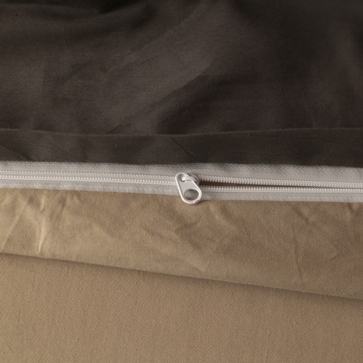 91家纺网 家纺一手货源 找家纺 盛馨家纺 2026新款40长绒棉ins美拉德色系纯色双拼全棉单品枕套 深麻灰+白茶