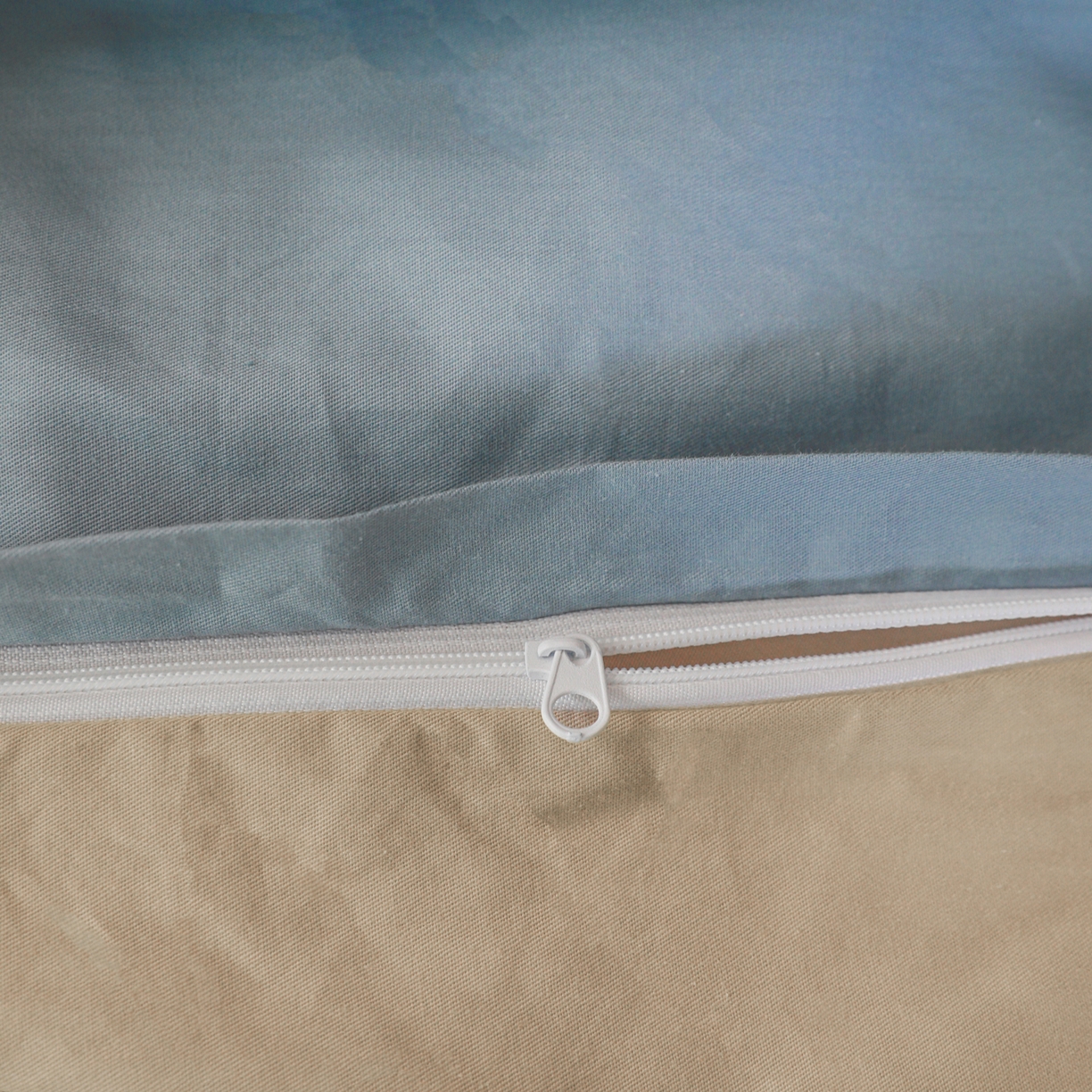 91家纺网 家纺一手货源 找家纺 盛馨家纺 2026新款40长绒棉ins美拉德色系纯色双拼全棉单品枕套 晴蓝+奶茶