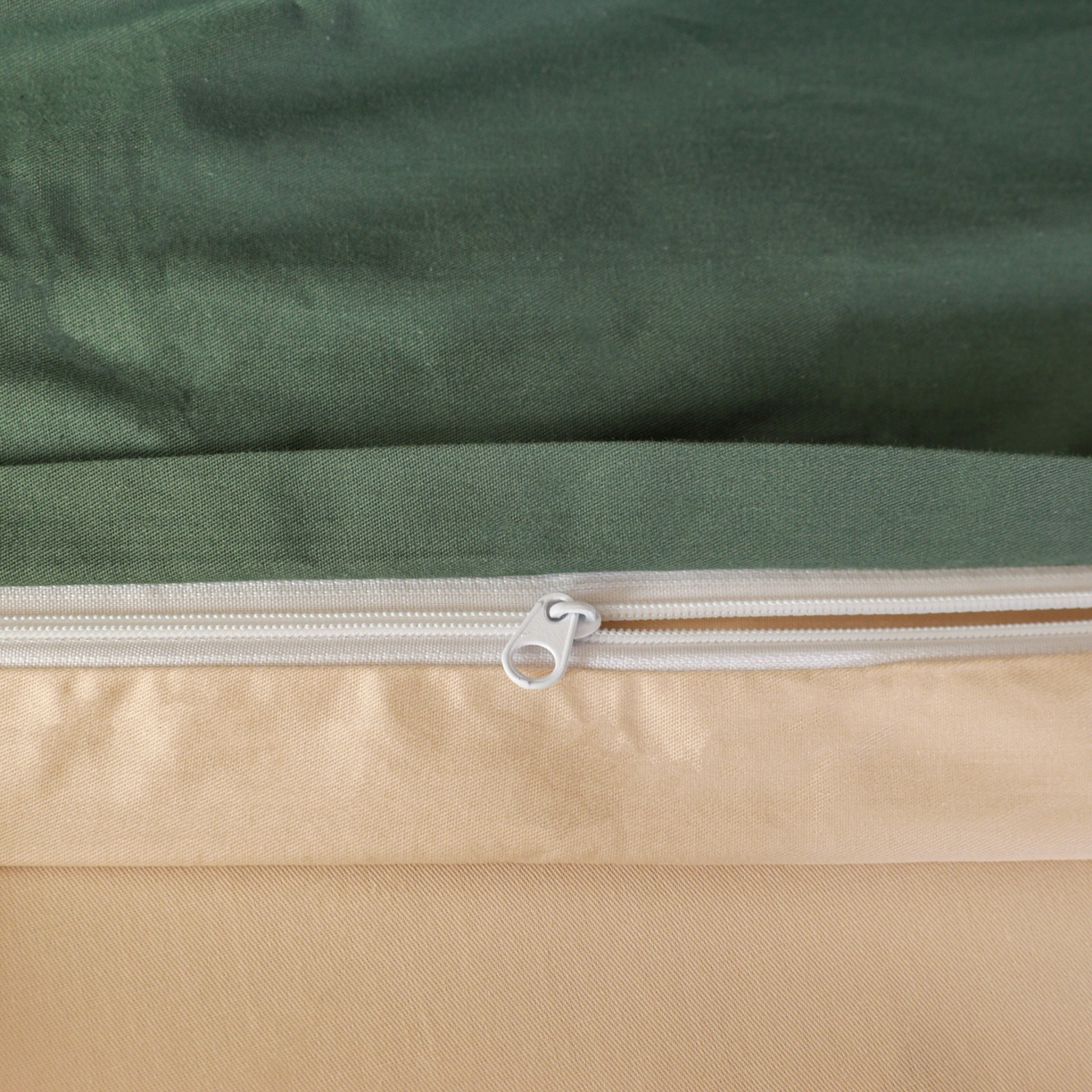 91家纺网 家纺一手货源 找家纺 盛馨家纺 2026新款40长绒棉ins美拉德色系纯色双拼全棉单品枕套 松绿+杏仁色