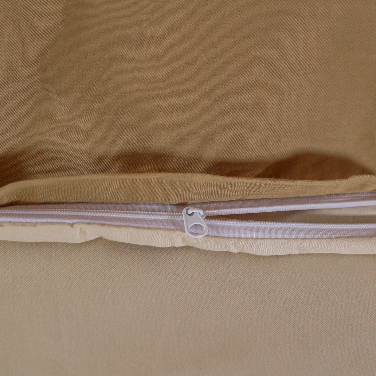 91家纺网 家纺一手货源 找家纺 盛馨家纺 2026新款40长绒棉ins美拉德色系纯色双拼全棉单品枕套 桃木心+白茶