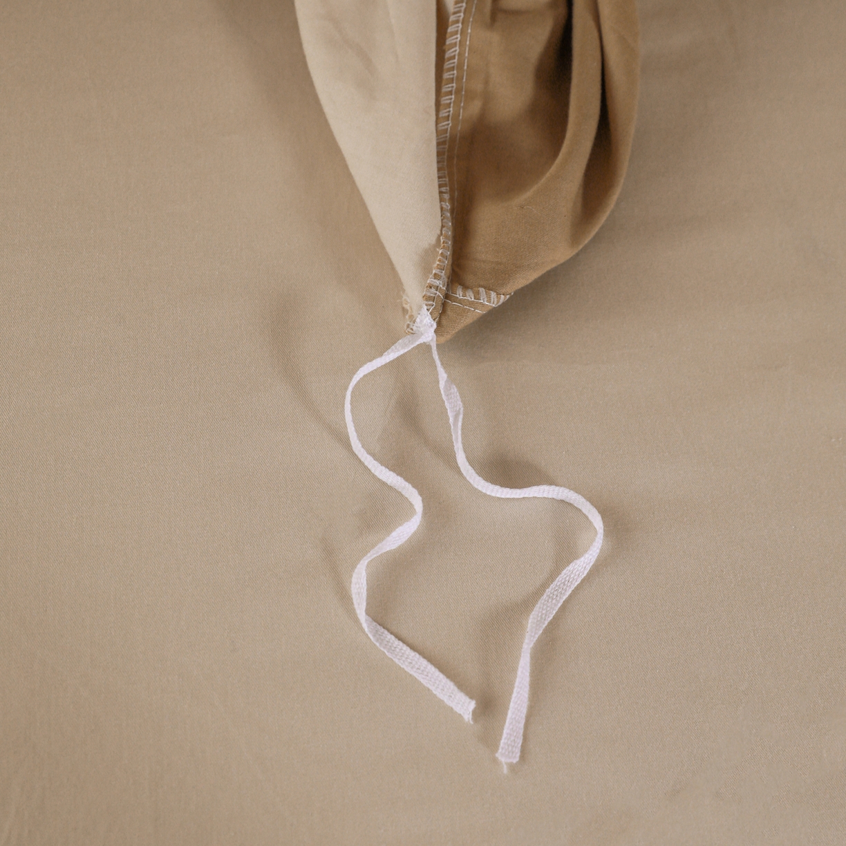 91家纺网 家纺一手货源 找家纺 盛馨家纺 2026新款40长绒棉ins美拉德色系纯色双拼全棉单品枕套 桃木心+白茶