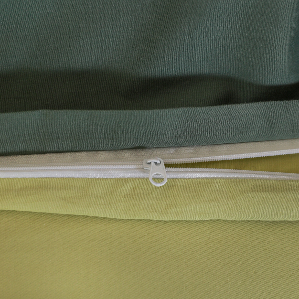 91家纺网 家纺一手货源 找家纺 盛馨家纺 2026新款40长绒棉ins美拉德色系纯色双拼全棉单品枕套 松绿+豆绿