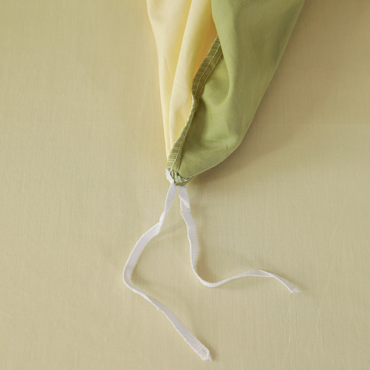 91家纺网 家纺一手货源 找家纺 盛馨家纺 2026新款40长绒棉ins美拉德色系纯色双拼全棉单品枕套 豆绿+嫩黄