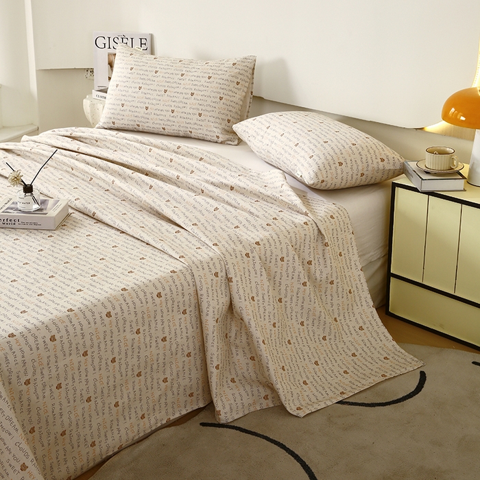 91家纺网 家纺一手货源 找家纺 爱彼家纺 2026新款古艺粗纱老粗布加厚加密凉席席子床单三件套 字母小熊