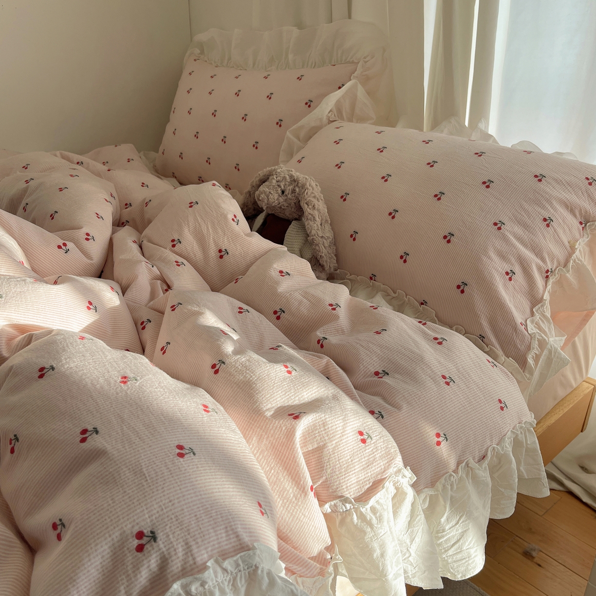 91家纺网 家纺一手货源 找家纺 六巷胡同 2026新款韩系博主风60支色织提花小樱桃A类全棉水洗棉四件套 小樱桃-粉