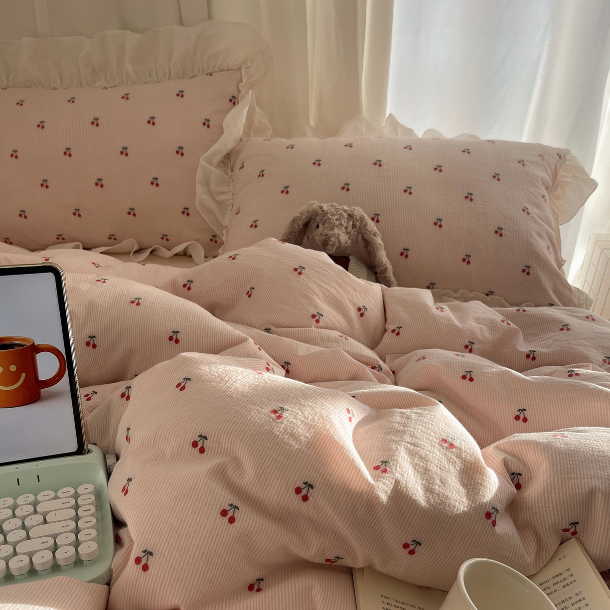 91家纺网 家纺一手货源 找家纺 六巷胡同 2026新款韩系博主风60支色织提花小樱桃A类全棉水洗棉四件套 小樱桃-粉