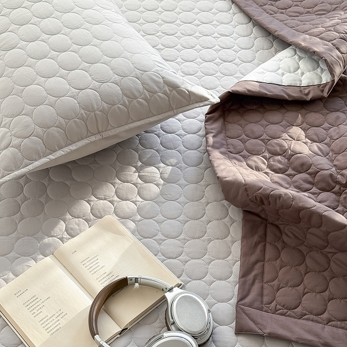 91家纺网 家纺一手货源 找家纺 Mr.pig猪先生水洗棉 2026新款A类全棉水洗棉夹棉床盖三件套棉水洗绗缝夹棉床单加厚加棉防滑炕盖四季-圆心系列 （展示价格为控价，实际价格请联系客服） 圆心灰灰