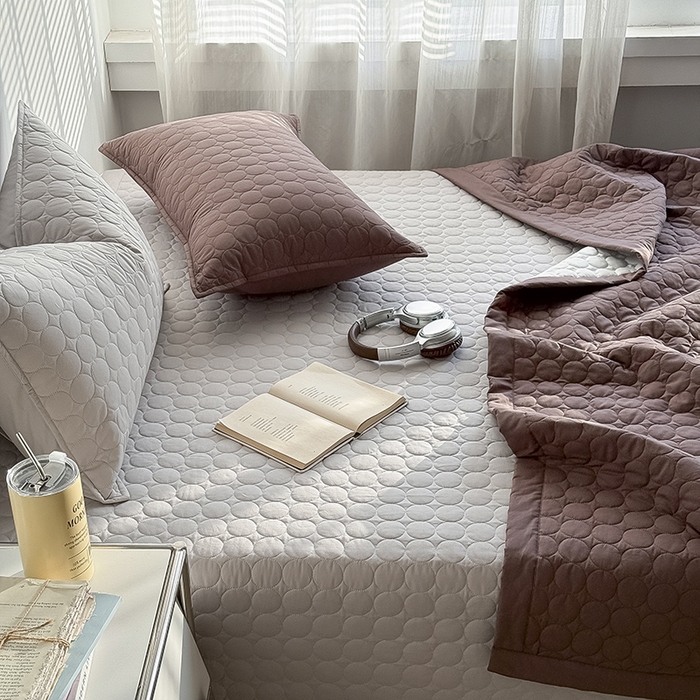 91家纺网 家纺一手货源 找家纺 Mr.pig猪先生水洗棉 2026新款A类全棉水洗棉夹棉床盖三件套棉水洗绗缝夹棉床单加厚加棉防滑炕盖四季-圆心系列 （展示价格为控价，实际价格请联系客服） 圆心灰灰