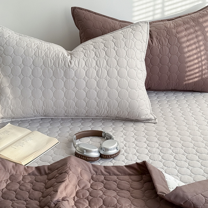 91家纺网 家纺一手货源 找家纺 Mr.pig猪先生水洗棉 2026新款A类全棉水洗棉夹棉床盖三件套棉水洗绗缝夹棉床单加厚加棉防滑炕盖四季-圆心系列 （展示价格为控价，实际价格请联系客服） 圆心灰灰