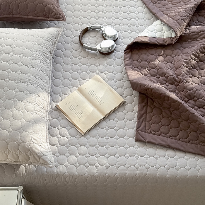 91家纺网 家纺一手货源 找家纺 Mr.pig猪先生水洗棉 2026新款A类全棉水洗棉夹棉床盖三件套棉水洗绗缝夹棉床单加厚加棉防滑炕盖四季-圆心系列 （展示价格为控价，实际价格请联系客服） 圆心灰灰