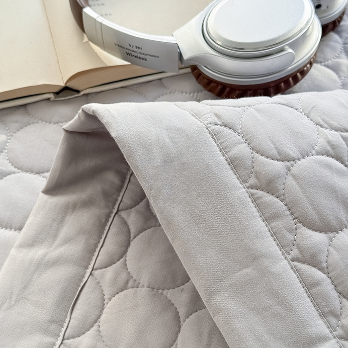 91家纺网 家纺一手货源 找家纺 Mr.pig猪先生水洗棉 2026新款A类全棉水洗棉夹棉床盖三件套棉水洗绗缝夹棉床单加厚加棉防滑炕盖四季-圆心系列 （展示价格为控价，实际价格请联系客服） 圆心灰灰