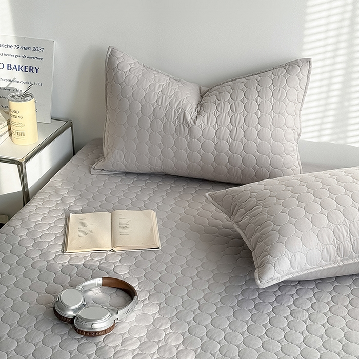 91家纺网 家纺一手货源 找家纺 Mr.pig猪先生水洗棉 2026新款A类全棉水洗棉夹棉床盖三件套棉水洗绗缝夹棉床单加厚加棉防滑炕盖四季-圆心系列 （展示价格为控价，实际价格请联系客服） 圆心灰灰