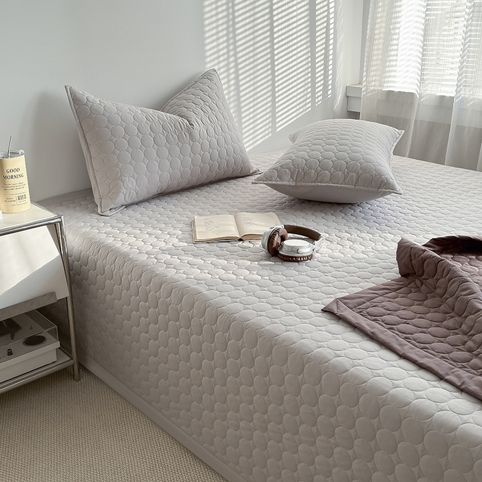 91家纺网 家纺一手货源 找家纺 Mr.pig猪先生水洗棉 2026新款A类全棉水洗棉夹棉床盖三件套棉水洗绗缝夹棉床单加厚加棉防滑炕盖四季-圆心系列 （展示价格为控价，实际价格请联系客服） 圆心灰灰