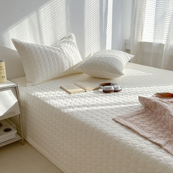 91家纺网 家纺一手货源 找家纺 Mr.pig猪先生水洗棉 2026新款A类全棉水洗棉夹棉床盖三件套棉水洗绗缝夹棉床单加厚加棉防滑炕盖四季-圆心系列 （展示价格为控价，实际价格请联系客服） 圆心白白