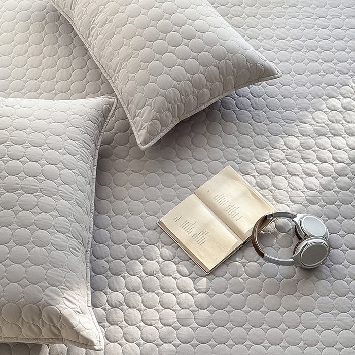 91家纺网 家纺一手货源 找家纺 Mr.pig猪先生水洗棉 2026新款A类全棉水洗棉夹棉床盖三件套棉水洗绗缝夹棉床单加厚加棉防滑炕盖四季-圆心系列 （展示价格为控价，实际价格请联系客服） 圆心灰灰