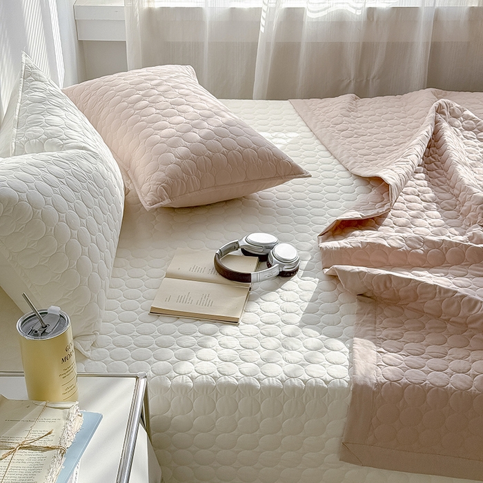 91家纺网 家纺一手货源 找家纺 Mr.pig猪先生水洗棉 2026新款A类全棉水洗棉夹棉床盖三件套棉水洗绗缝夹棉床单加厚加棉防滑炕盖四季-圆心系列 （展示价格为控价，实际价格请联系客服） 圆心白白