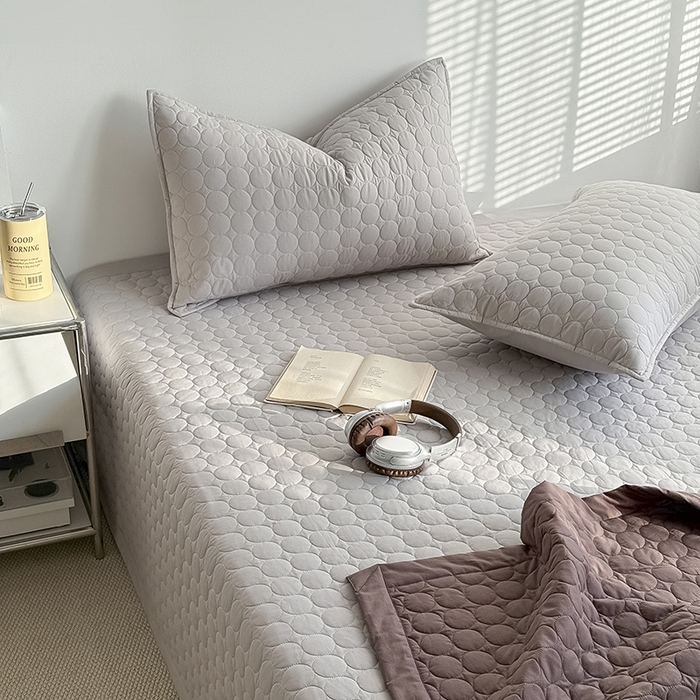 91家纺网 家纺一手货源 找家纺 Mr.pig猪先生水洗棉 2026新款A类全棉水洗棉夹棉床盖三件套棉水洗绗缝夹棉床单加厚加棉防滑炕盖四季-圆心系列 （展示价格为控价，实际价格请联系客服） 圆心灰灰