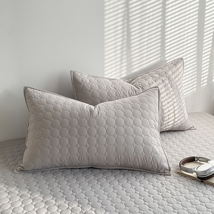 91家纺网 家纺一手货源 找家纺 Mr.pig猪先生水洗棉 2026新款A类全棉水洗棉夹棉床盖三件套棉水洗绗缝夹棉床单加厚加棉防滑炕盖四季-圆心系列 （展示价格为控价，实际价格请联系客服） 圆心灰灰