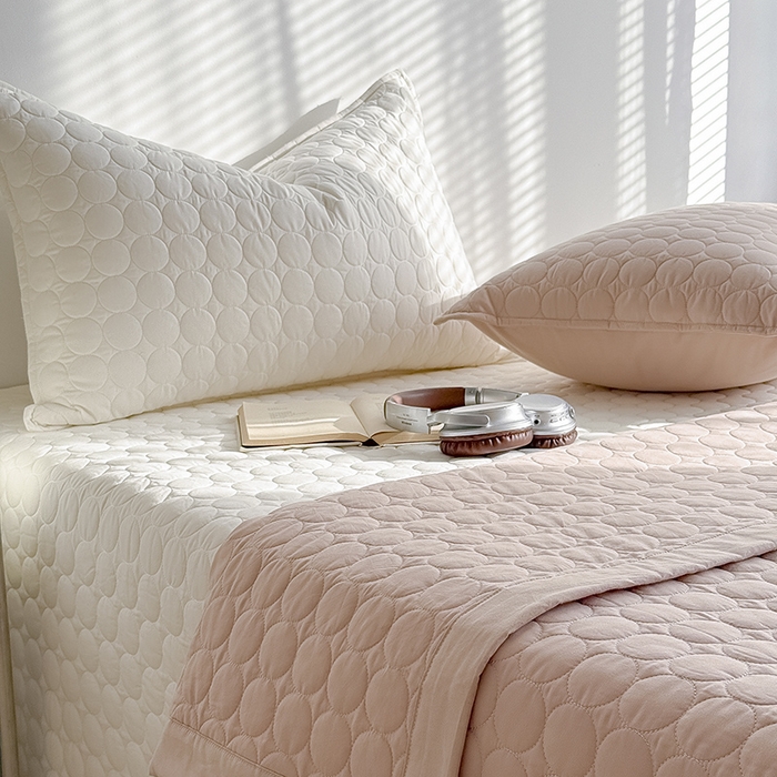 91家纺网 家纺一手货源 找家纺 Mr.pig猪先生水洗棉 2026新款A类全棉水洗棉夹棉床盖三件套棉水洗绗缝夹棉床单加厚加棉防滑炕盖四季-圆心系列 （展示价格为控价，实际价格请联系客服） 圆心白白