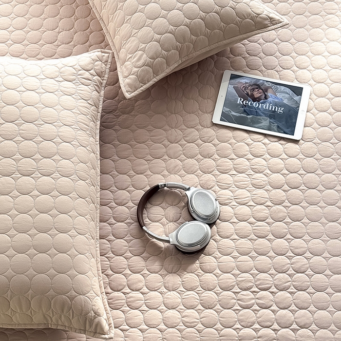 91家纺网 家纺一手货源 找家纺 Mr.pig猪先生水洗棉 2026新款A类全棉水洗棉夹棉床盖三件套棉水洗绗缝夹棉床单加厚加棉防滑炕盖四季-圆心系列 （展示价格为控价，实际价格请联系客服） 圆心咖咖