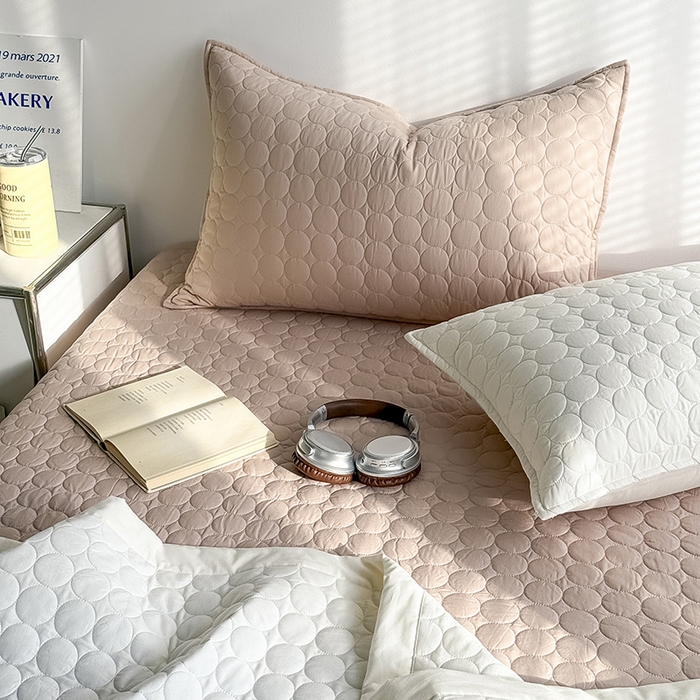 91家纺网 家纺一手货源 找家纺 Mr.pig猪先生水洗棉 2026新款A类全棉水洗棉夹棉床盖三件套棉水洗绗缝夹棉床单加厚加棉防滑炕盖四季-圆心系列 （展示价格为控价，实际价格请联系客服） 圆心咖咖