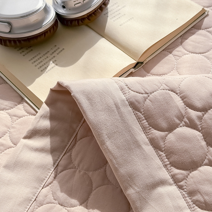 91家纺网 家纺一手货源 找家纺 Mr.pig猪先生水洗棉 2026新款A类全棉水洗棉夹棉床盖三件套棉水洗绗缝夹棉床单加厚加棉防滑炕盖四季-圆心系列 （展示价格为控价，实际价格请联系客服） 圆心咖咖