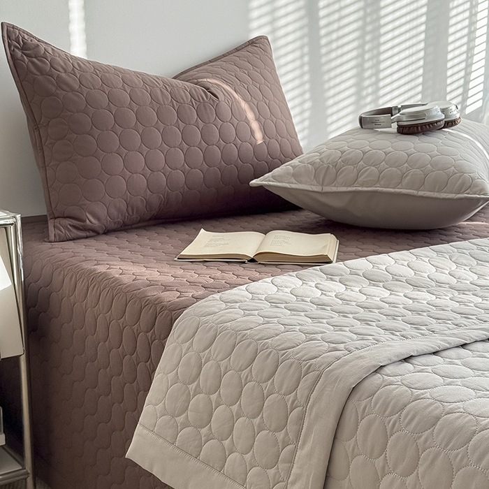 91家纺网 家纺一手货源 找家纺 Mr.pig猪先生水洗棉 2026新款A类全棉水洗棉夹棉床盖三件套棉水洗绗缝夹棉床单加厚加棉防滑炕盖四季-圆心系列 （展示价格为控价，实际价格请联系客服） 圆心巧克力色