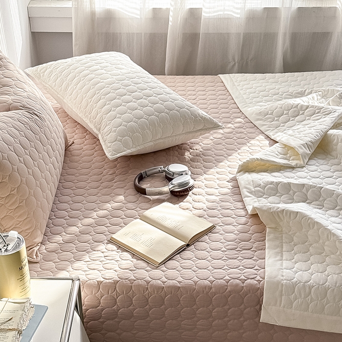 91家纺网 家纺一手货源 找家纺 Mr.pig猪先生水洗棉 2026新款A类全棉水洗棉夹棉床盖三件套棉水洗绗缝夹棉床单加厚加棉防滑炕盖四季-圆心系列 （展示价格为控价，实际价格请联系客服） 圆心咖咖