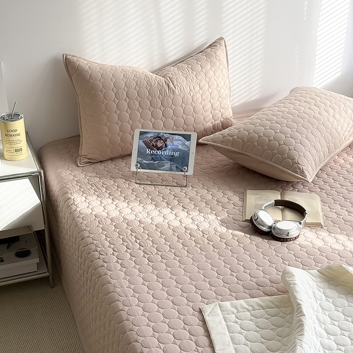 91家纺网 家纺一手货源 找家纺 Mr.pig猪先生水洗棉 2026新款A类全棉水洗棉夹棉床盖三件套棉水洗绗缝夹棉床单加厚加棉防滑炕盖四季-圆心系列 （展示价格为控价，实际价格请联系客服） 圆心咖咖