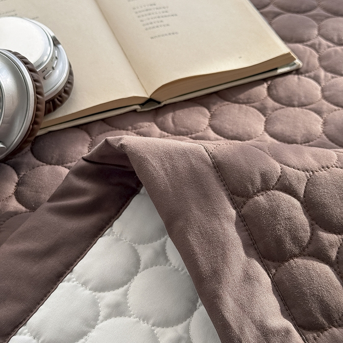 91家纺网 家纺一手货源 找家纺 Mr.pig猪先生水洗棉 2026新款A类全棉水洗棉夹棉床盖三件套棉水洗绗缝夹棉床单加厚加棉防滑炕盖四季-圆心系列 （展示价格为控价，实际价格请联系客服） 圆心巧克力色