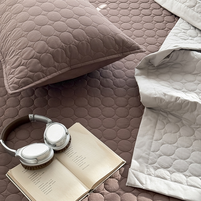 91家纺网 家纺一手货源 找家纺 Mr.pig猪先生水洗棉 2026新款A类全棉水洗棉夹棉床盖三件套棉水洗绗缝夹棉床单加厚加棉防滑炕盖四季-圆心系列 （展示价格为控价，实际价格请联系客服） 圆心巧克力色