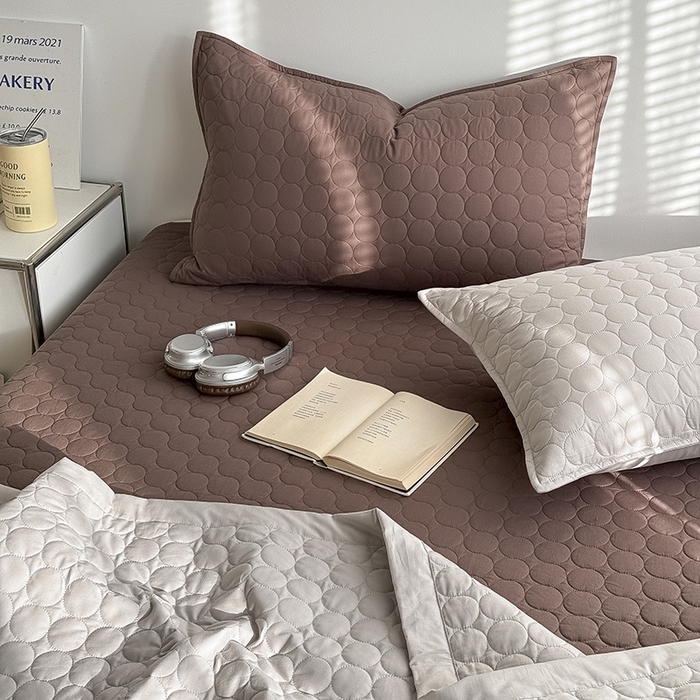 91家纺网 家纺一手货源 找家纺 Mr.pig猪先生水洗棉 2026新款A类全棉水洗棉夹棉床盖三件套棉水洗绗缝夹棉床单加厚加棉防滑炕盖四季-圆心系列 （展示价格为控价，实际价格请联系客服） 圆心巧克力色