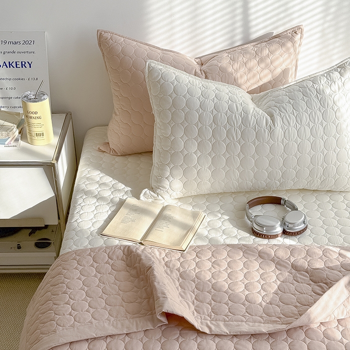 91家纺网 家纺一手货源 找家纺 Mr.pig猪先生水洗棉 2026新款A类全棉水洗棉夹棉床盖三件套棉水洗绗缝夹棉床单加厚加棉防滑炕盖四季-圆心系列 （展示价格为控价，实际价格请联系客服） 圆心白白